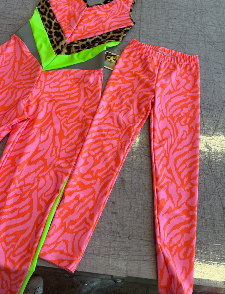 Kids bright pink zebra pink leggings.